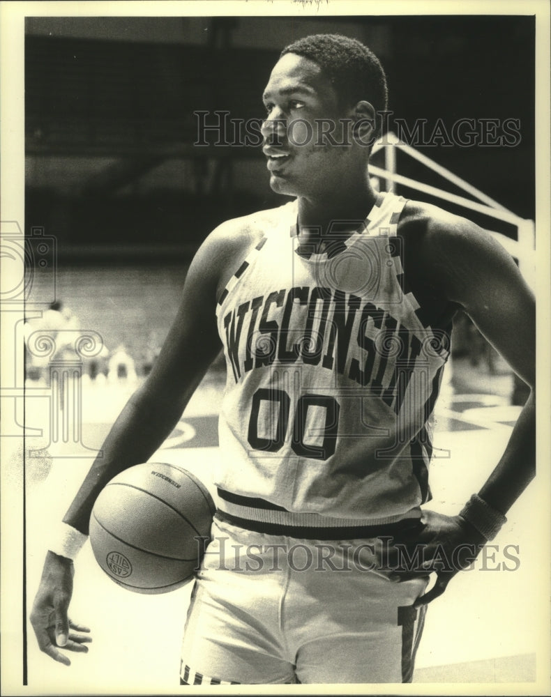 1980 Press Photo University of Wisconsin basketball center Larry Petty with ball- Historic Images