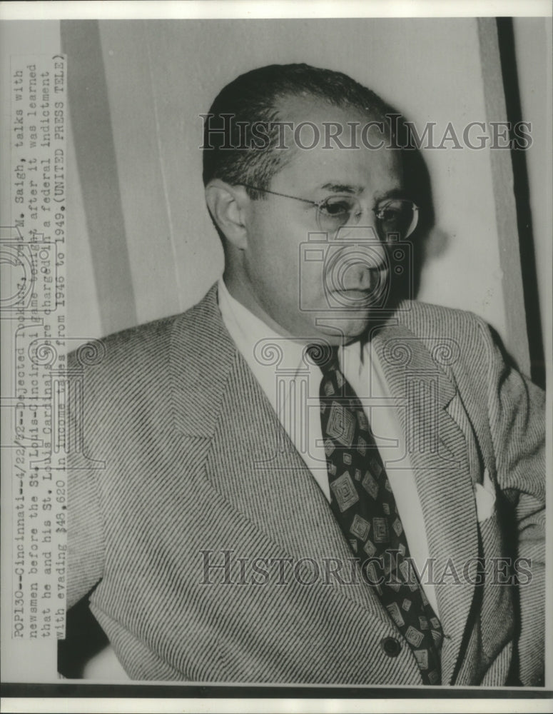 1952 Press Photo Fred Saigh, owner, St. Louis Cardinals, talks with reporters- Historic Images