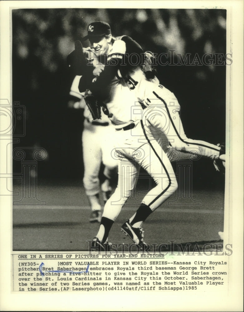 1985 Press Photo Royals baseball&#39;s Bret Saberhagen &amp; George Brett celebrate win- Historic Images