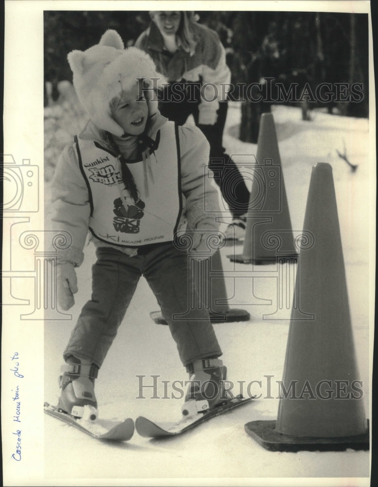 1990 Press Photo Young skier practices snowplow turns at Cascade Mountain, W.I.- Historic Images