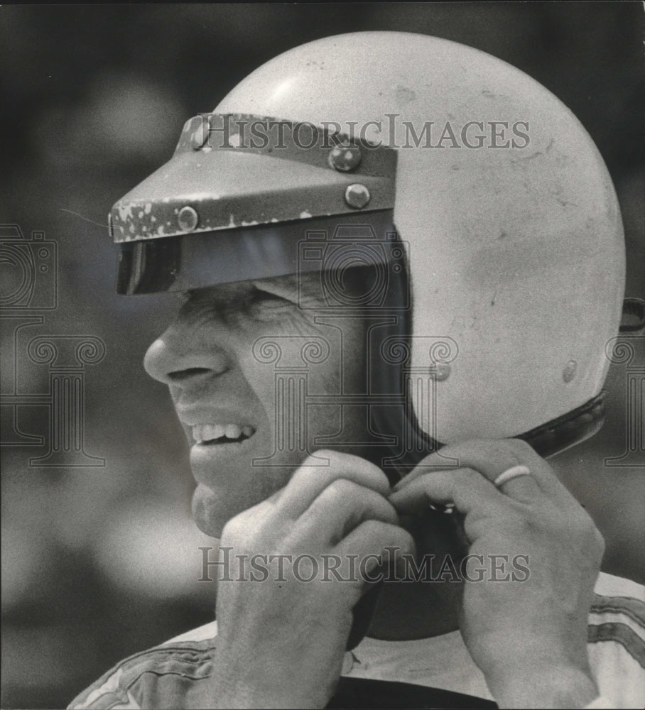 1963 Press Photo Race Car Driver Len Sutton Adjusts Helmet in Indianapolis- Historic Images