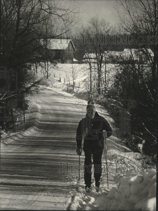 1984 Press Photo Jeff Smith Of Madison Cross-Country Skis Near Devils Lake Park- Historic Images