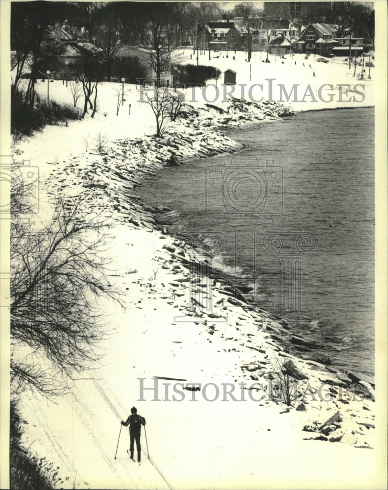 1980 Press Photo Cross-Country Skier Finds The New Snow At South Shore Park- Historic Images