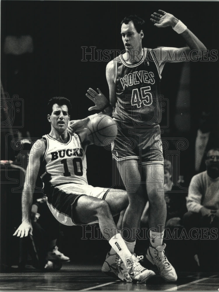 1990 Press Photo Bucks&#39; Dan Schayes and Wolves Randy Breuer collide on court.- Historic Images