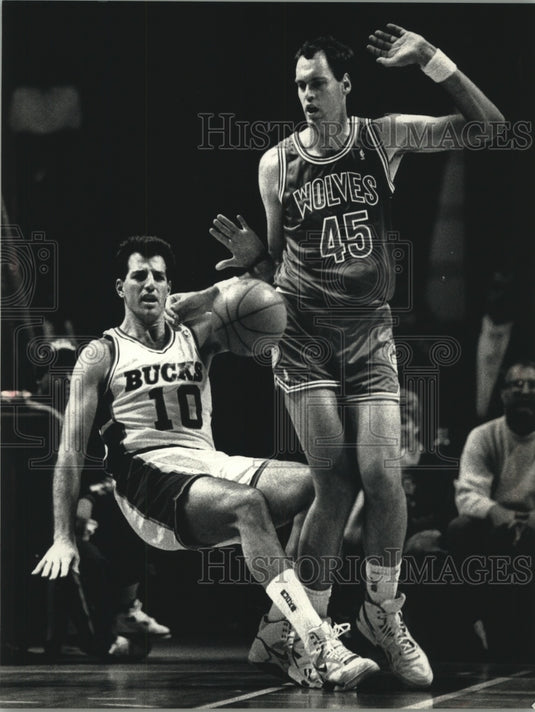 1990 Press Photo Bucks' Dan Schayes and Wolves Randy Breuer collide on court.- Historic Images