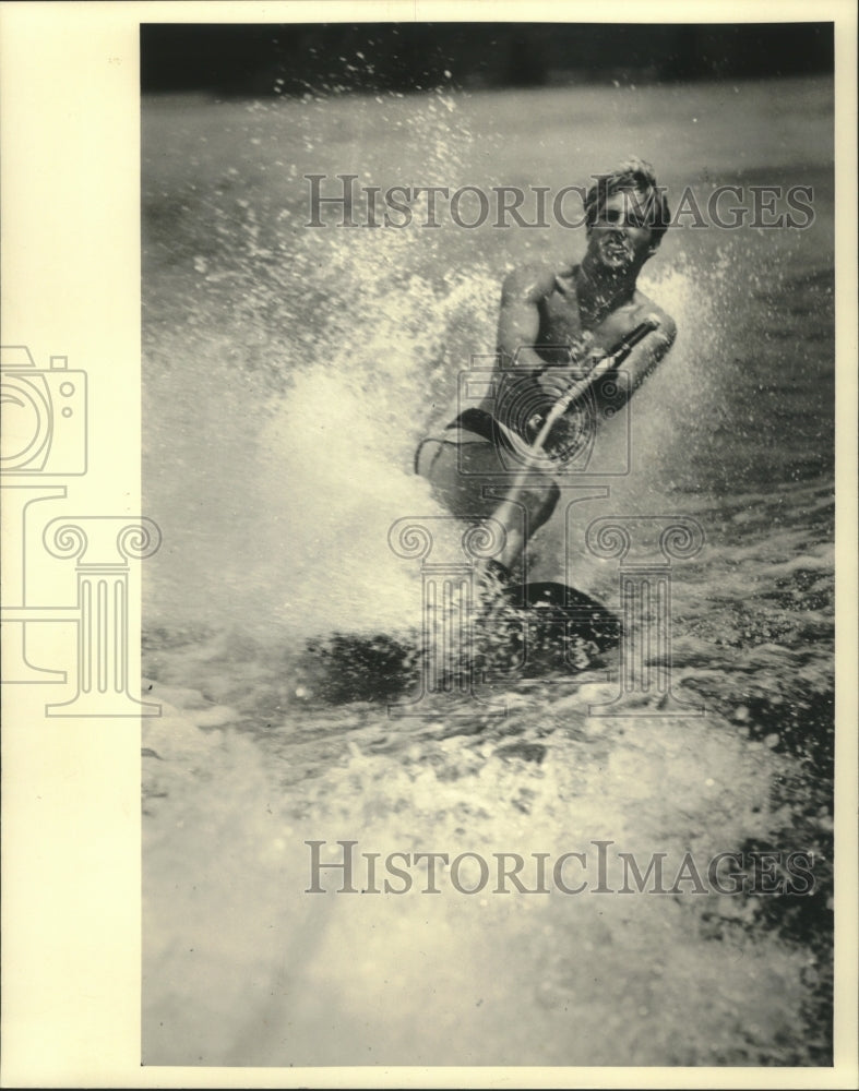 1986 Press Photo Steve Bratton of Santa Barbara,California, does tricks on skis.- Historic Images