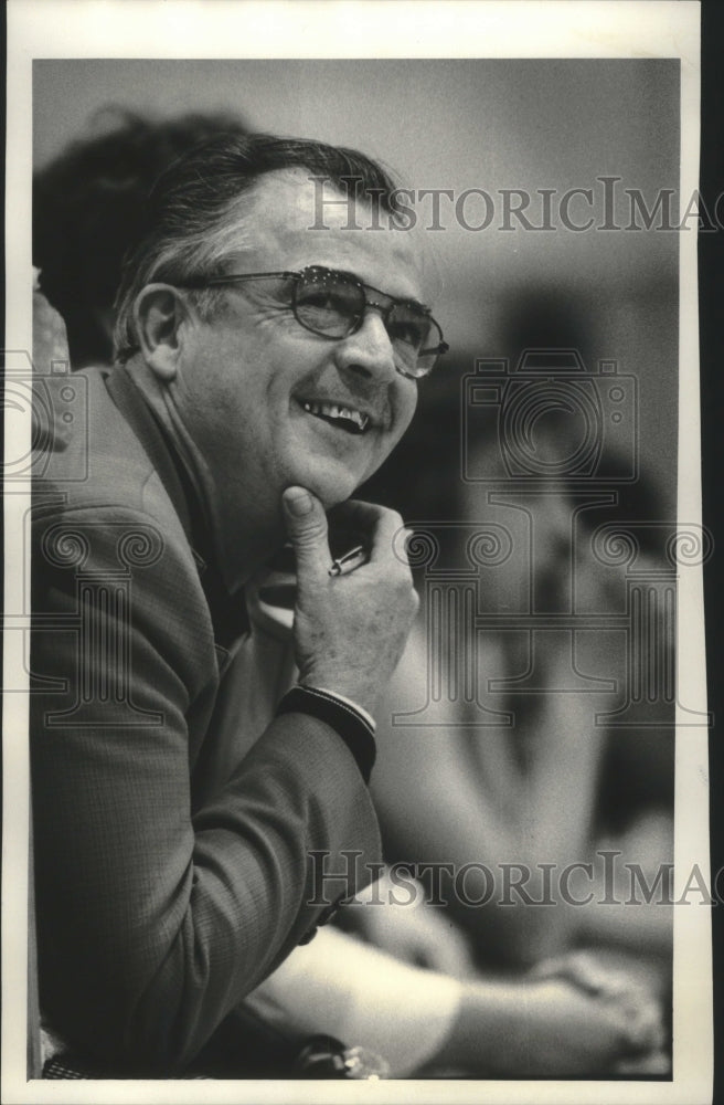 1978 Press Photo Joe Smith looks on as his team plays in City Conference- Historic Images