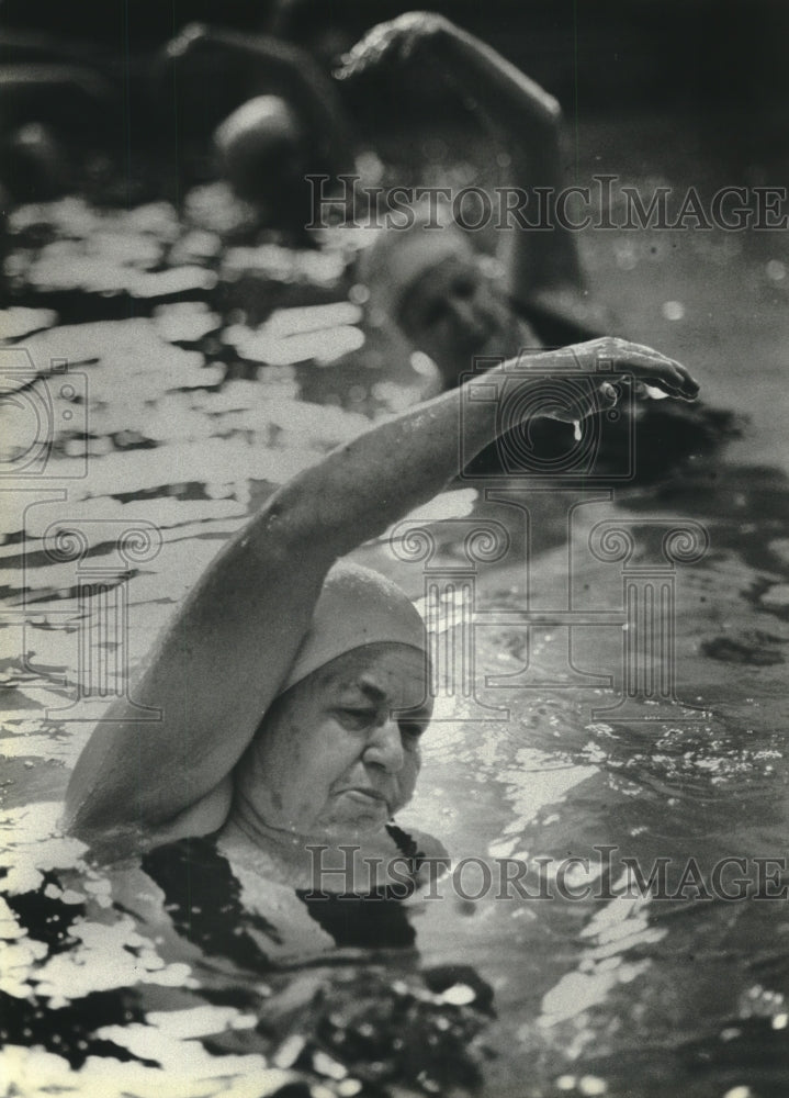 1984 Press Photo Swimmers limbering up in pool for swim class at Milwaukee YMCA.- Historic Images