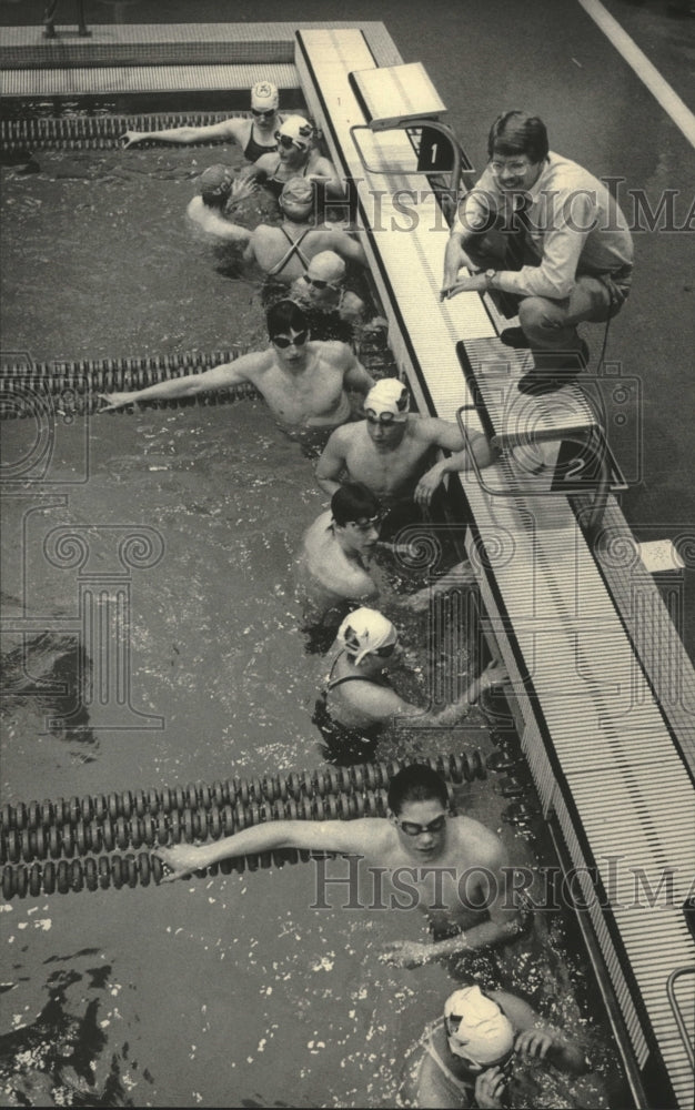 1983 Press Photo Swim coach Steve Betts with his Schroeder Aquatics team- Historic Images
