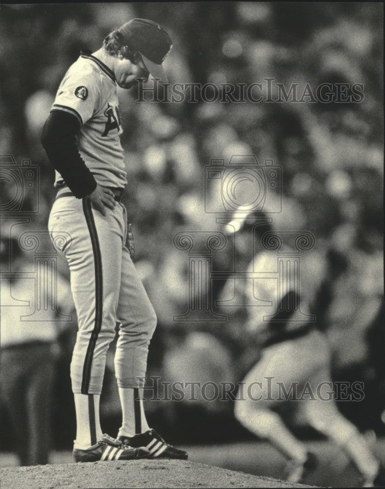 1985 Press Photo Pitcher Jim Slaton upset as Ted Simmons runs bases after homer.- Historic Images