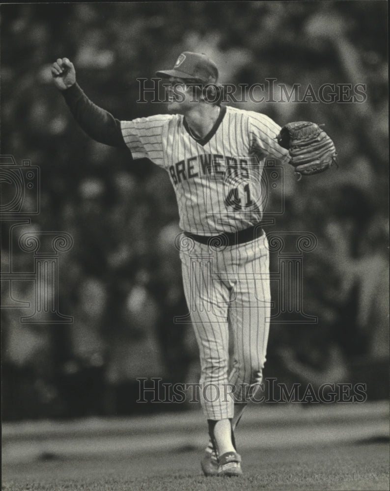 Press Photo A Milwaukee Brewers baseball player during a game - mjt17250- Historic Images