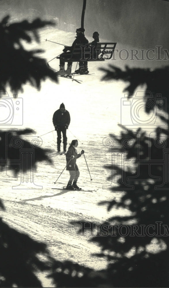 1988 Press Photo Skiers on the slopes and lift at Slinger in Wisconsin- Historic Images