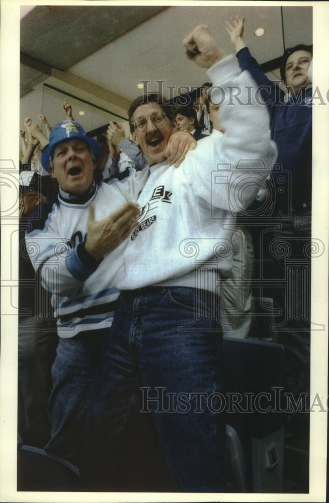 1993 Press Photo Maine Hockey Fans Richard Fifield And Wynston Lynn At Playoffs- Historic Images