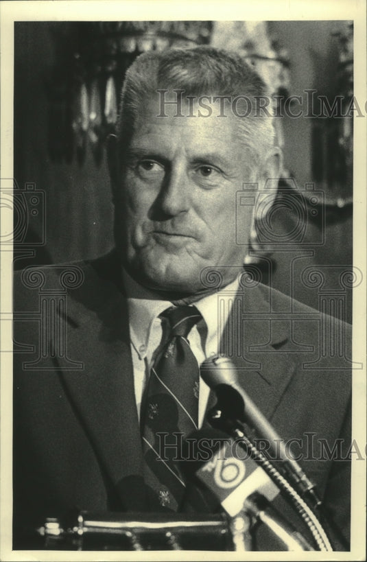 1985 Press Photo Elroy Hirsch at press conference - mjt17272- Historic Images
