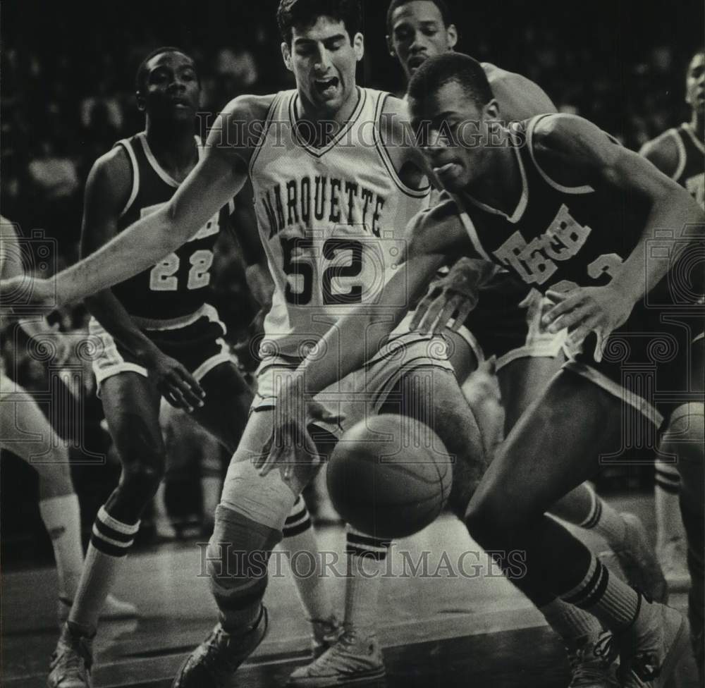 1983 Press Photo Marquette basketball&#39;s Marc Marotta battles rivals for ball- Historic Images