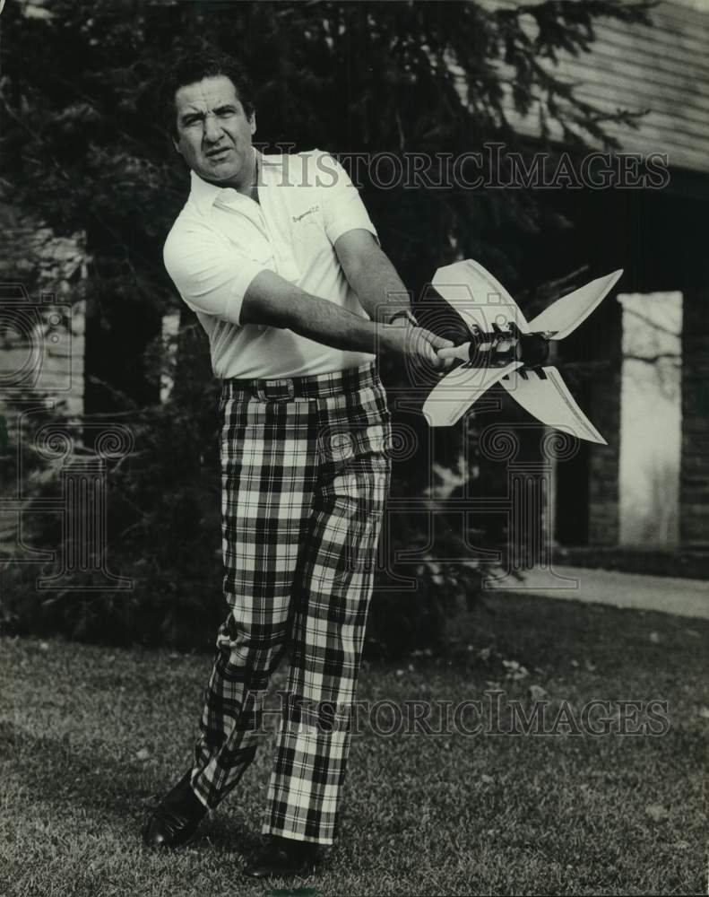 1981 Press Photo Carl Unis golf pro illustrated ways to use air resistance swing- Historic Images