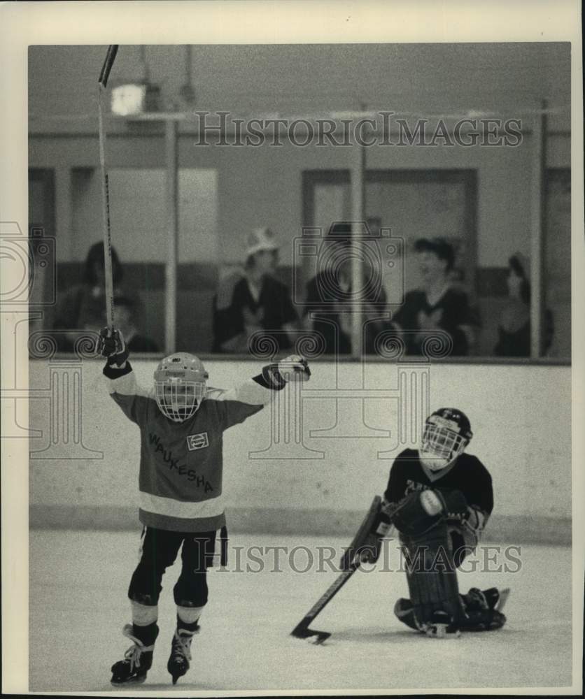 1990 Press Photo Goalie Jacob Oberst Looks As John Collins Celebrates Goal- Historic Images