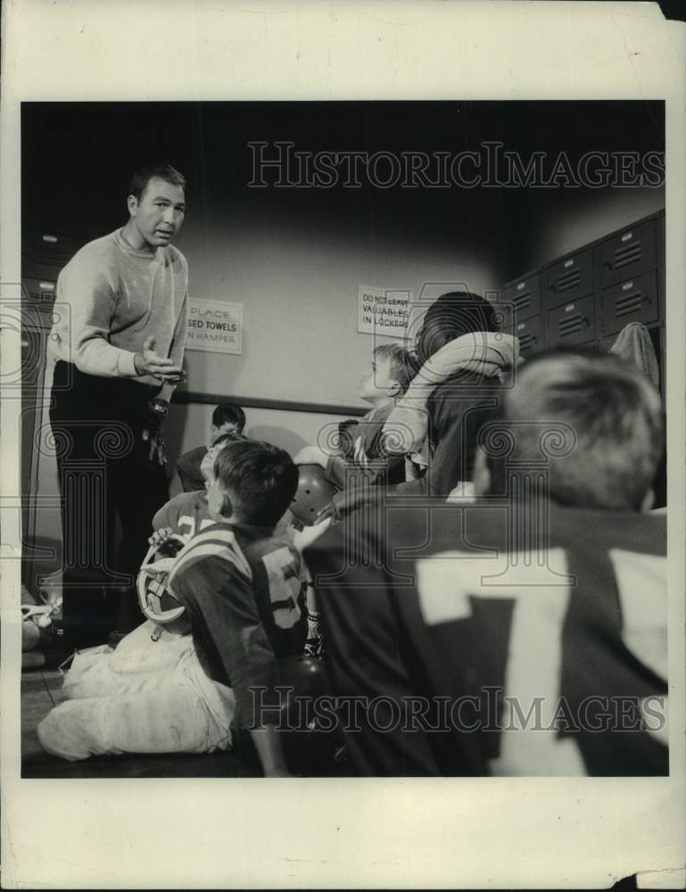 1968 Press Photo Football player Bart Starr makes appearance on &quot;Gentle Ben&quot;- Historic Images