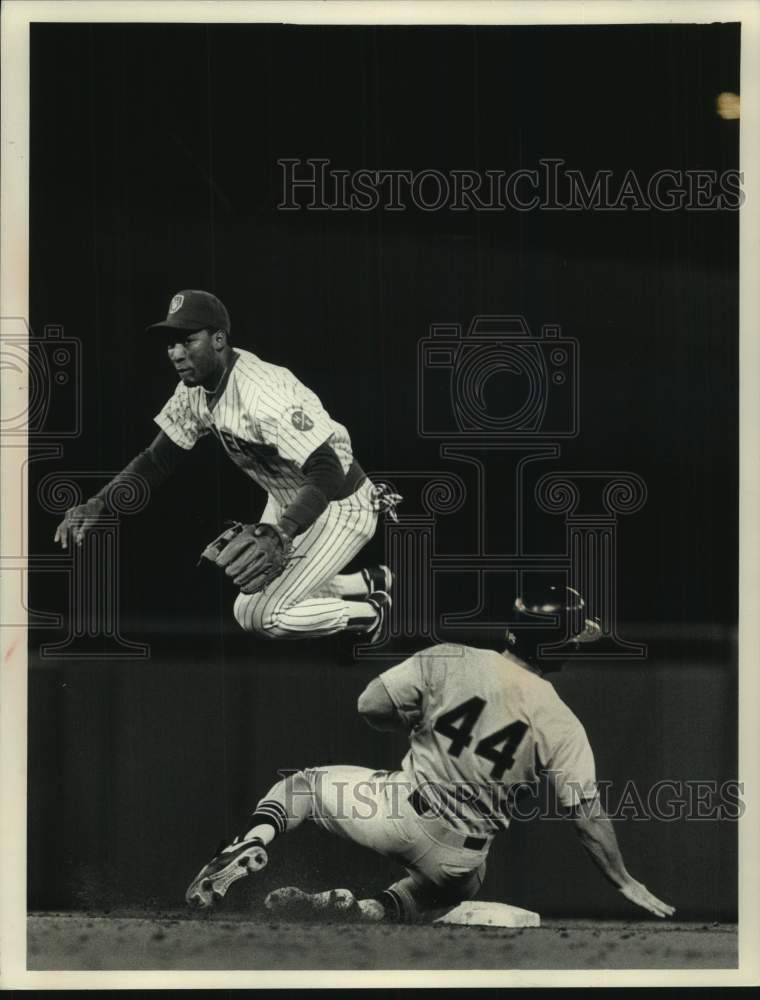 1988 Press Photo Milwaukee Brewer shortstop Gary Sheffield turns a double play- Historic Images