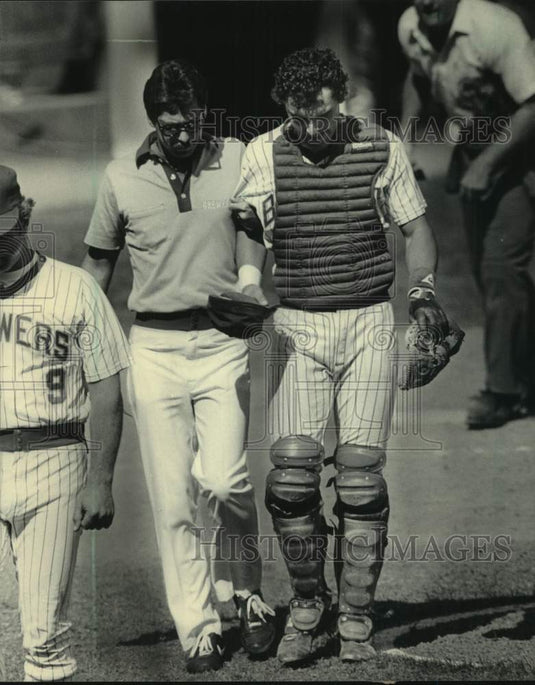 1984 Press Photo Milwaukee Brewers' catcher Bill Schroeder leaves baseball field- Historic Images