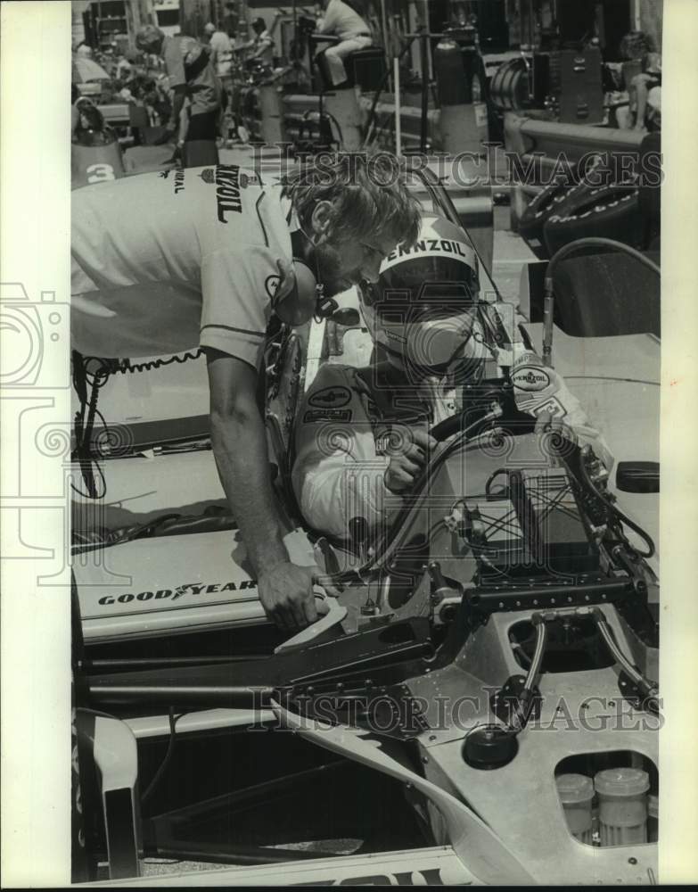 1982 Press Photo Driver Johnny Rutherford Talks with Chief Mechanic Darell Sope- Historic Images