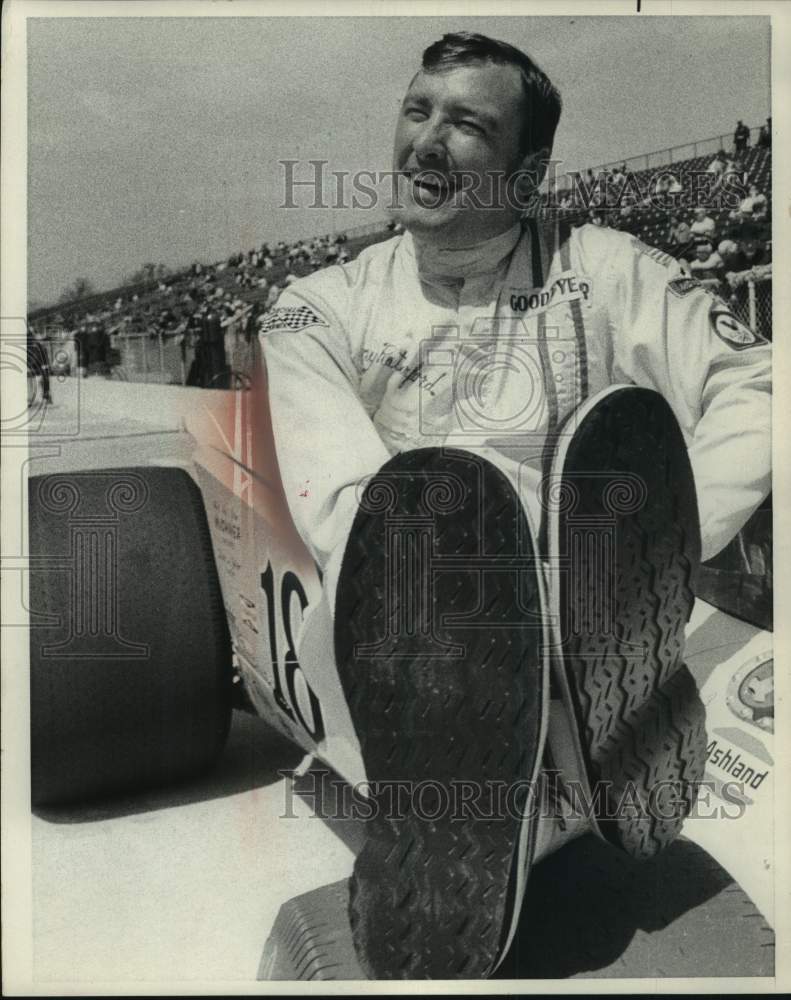 1971 Press Photo Johnny Rutherford Models Sandals with Tire Tread Sole Design- Historic Images