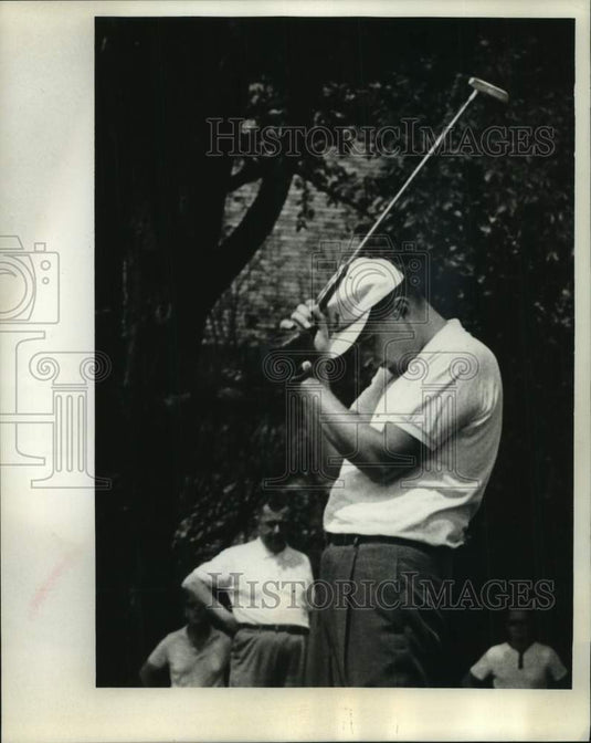 1969 Press Photo Dick Sucher is challenged by his putter in Sentinel County golf- Historic Images