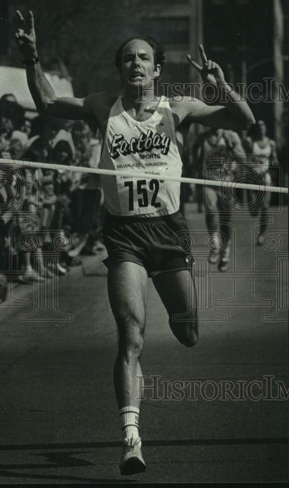 1982 Press Photo Milwaukee&#39;s Tony Tumey wins the Dinosaur Dash 3.1 mile run.- Historic Images