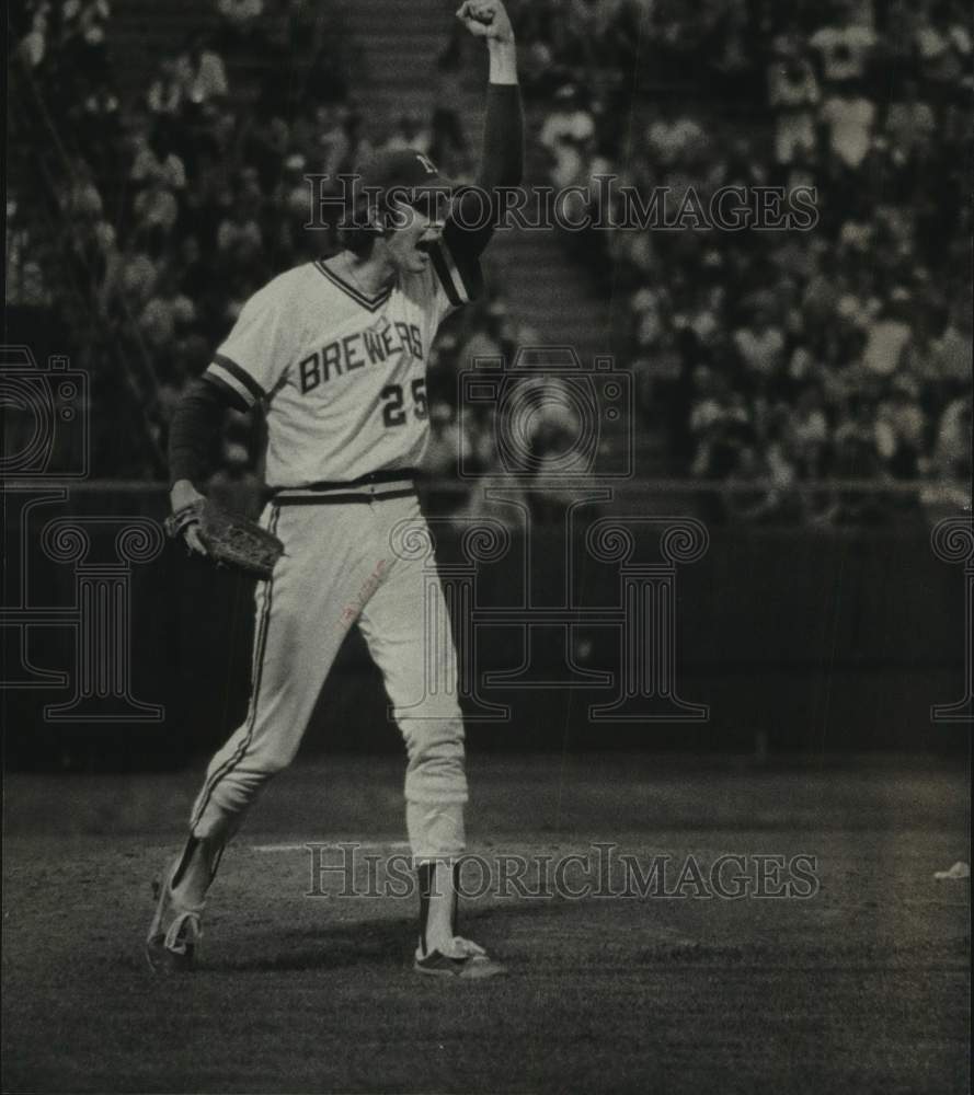 1978 Press Photo Bill Travers of the Brewers celebrates as he walks off mound- Historic Images