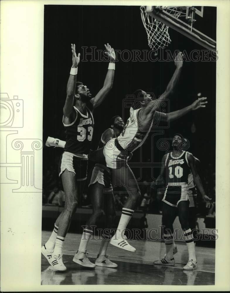 1978 Press Photo Bucks basketball&#39;s Marques Johnson wiggles in for a shot- Historic Images