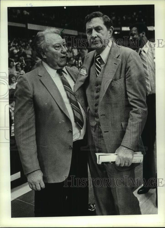 1983 Press Photo Henry (Hank) Raymonds, other, fans, Milwaukee. - mjt17792- Historic Images