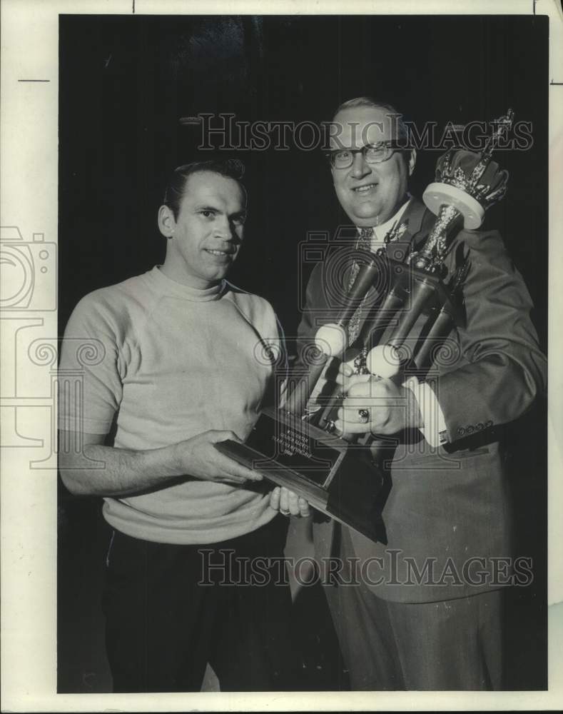 1968 Press Photo Del Porter accepts team award from Ron Kirchenberg, Wisconsin.- Historic Images