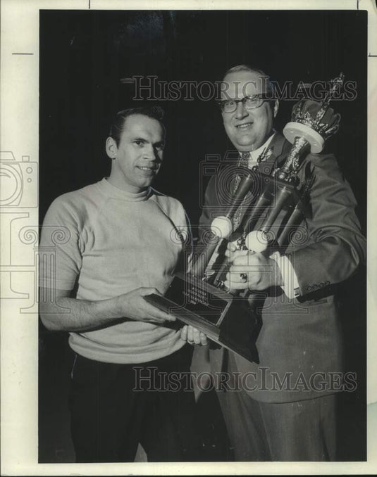1968 Press Photo Del Porter accepts team award from Ron Kirchenberg, Wisconsin.- Historic Images