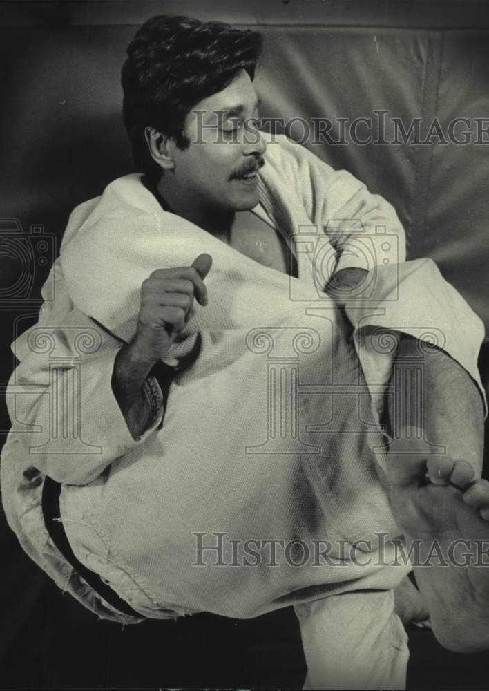 1986 Press PhotoArt Amaris demonstrates a Ju Jitsu technique on Dennis Staral- Historic Images