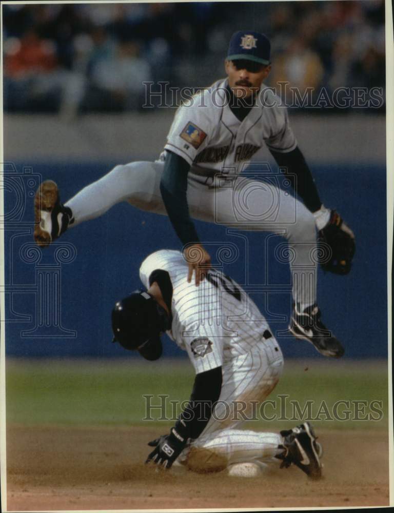 1994 Press Photo Brewers shortstop Jose Valentin hurdles Darrin Jackson at 2nd.- Historic Images