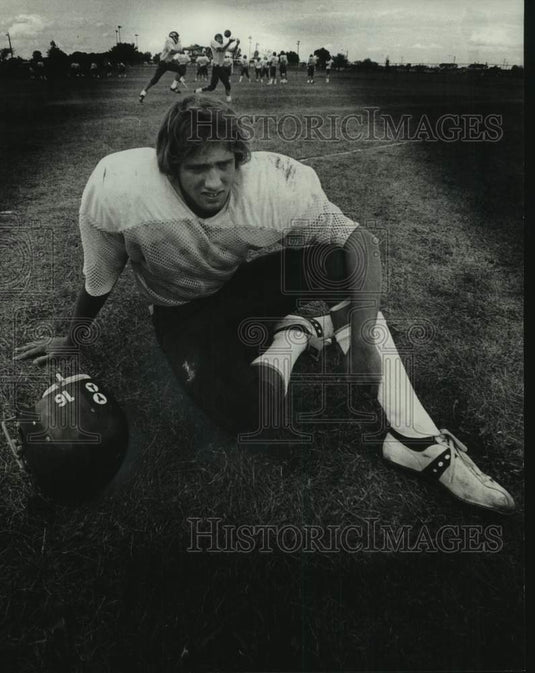 1976 Press Photo Griff Thurston, Nunah H.S. football player talks with teammates- Historic Images
