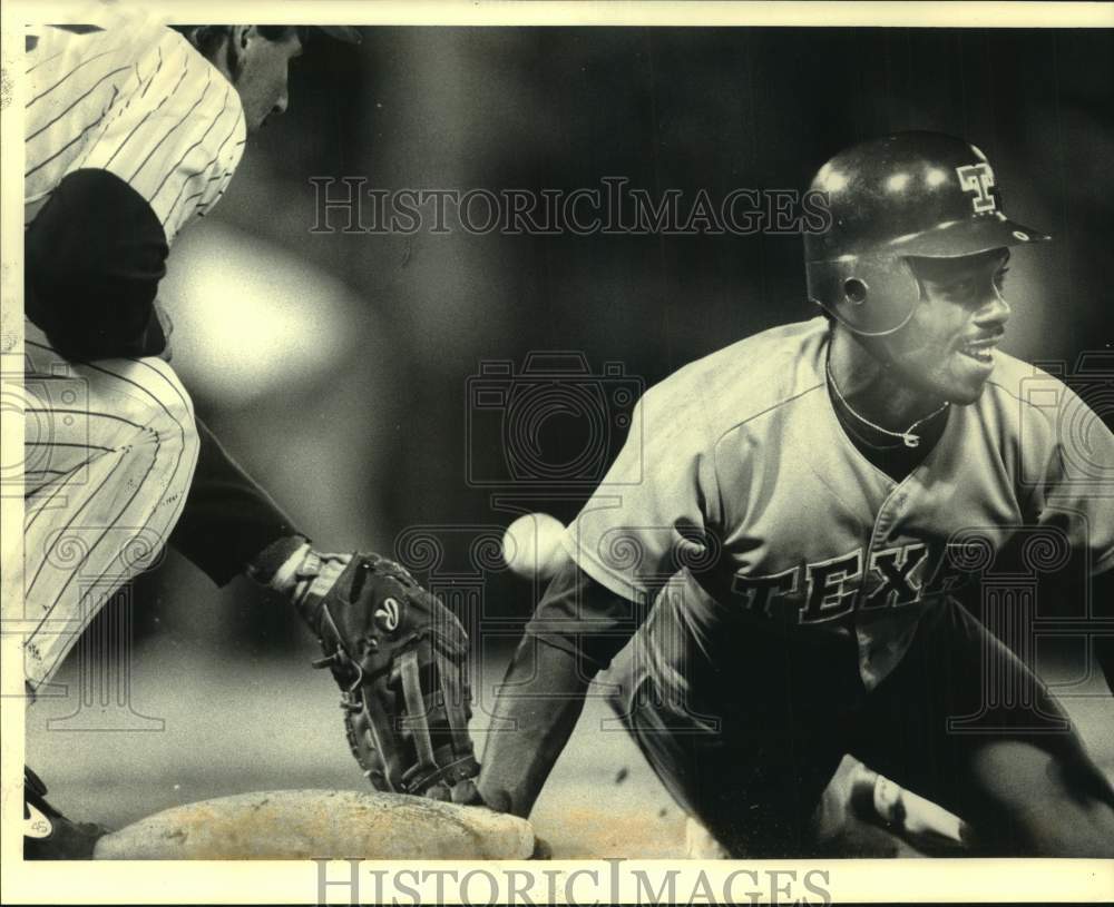 1986 Press Photo Texas&#39; Oddibe McDowell at first base against Milwaukee Brewers- Historic Images