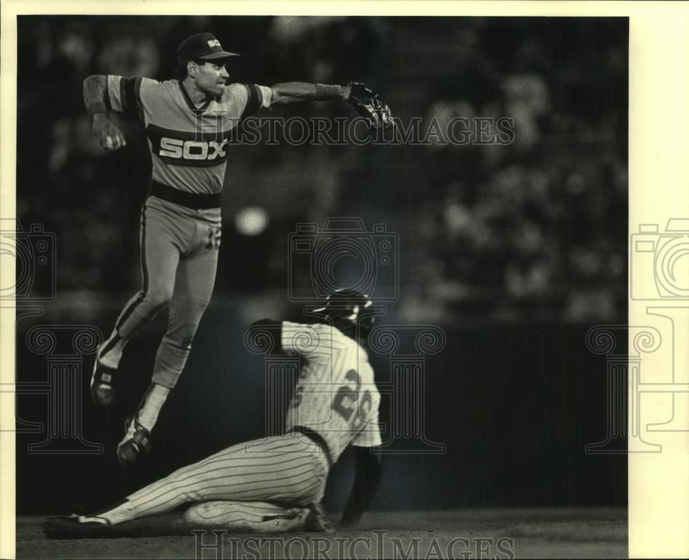 1986 Press Photo Brewers Julio Cruz forced Glenn Braggs on the field - mjt18083- Historic Images