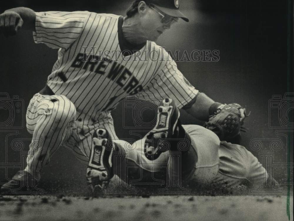 1988 Press Photo MIlwaukee&#39;s Jim Gantner tags Daryl Boston out at second- Historic Images