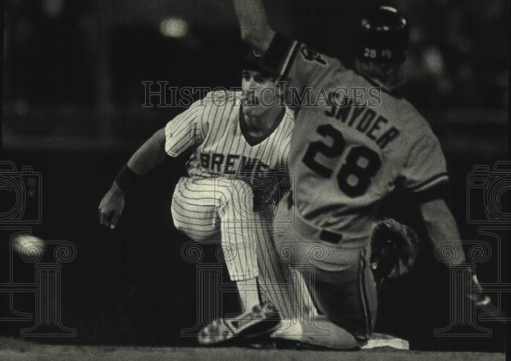 1988 Press Photo Milwaukee&#39;s Dale Sveum defends second base against Cory Snyder- Historic Images