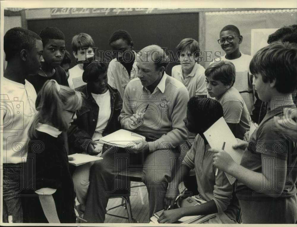 1988 Press Photo Tom Trebelhorn with students at Jackie Robinson Middle School- Historic Images