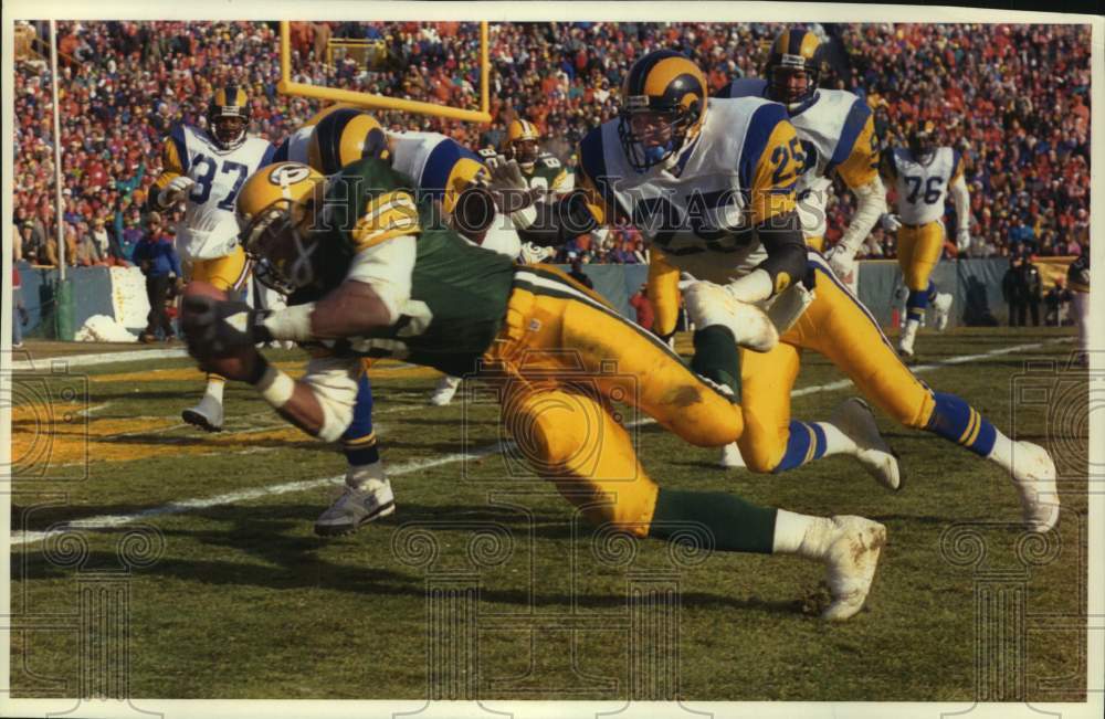 1992 Press Photo Green Bay Packers' Darrell Thompson scores on the LA Rams- Historic Images