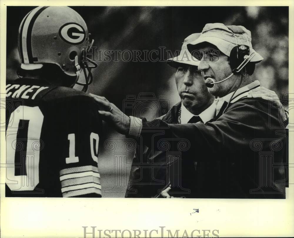 1977 Press Photo Green Bay quarterback Lynn Dickey chats with coach Bart Starr- Historic Images