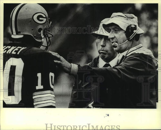 1977 Press Photo Green Bay quarterback Lynn Dickey chats with coach Bart Starr- Historic Images