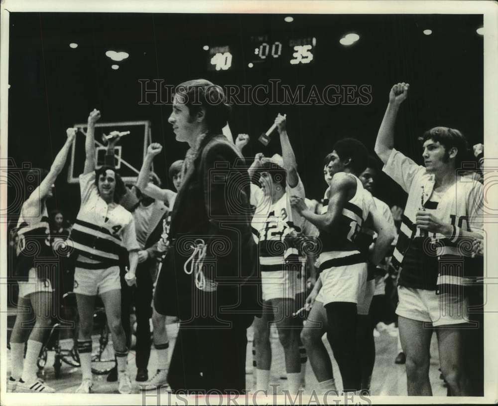 1974 Press Photo Dominican basketball coach, Al Strack & his team celebrate win- Historic Images