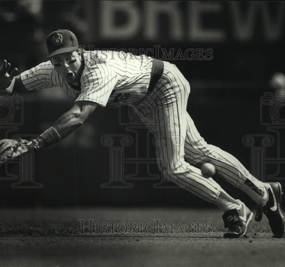 1989 Press Photo Brewers baseball&#39;s Bill Spiers dives during game vs. New York- Historic Images