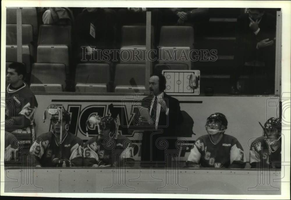 1993 Press Photo Wisconsin assistant hockey coach Mike Kemp directs his team- Historic Images