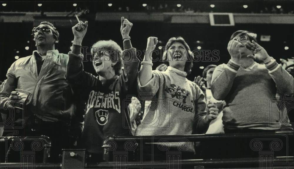 1987 Press Photo Milwaukee Brewers baseball fans celebrate their team&#39;s victory- Historic Images
