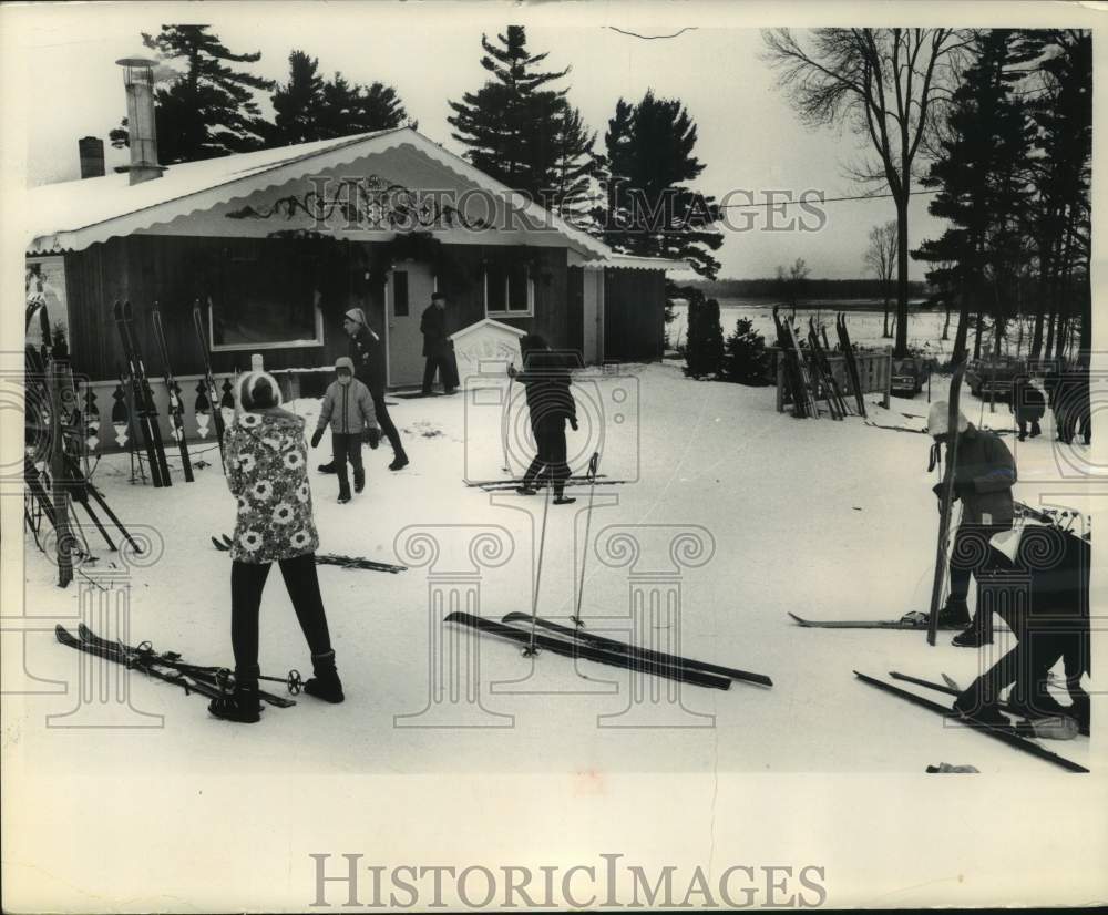 1965 Press Photo Skiers at Mo-Ski-Tow Lodge- Historic Images