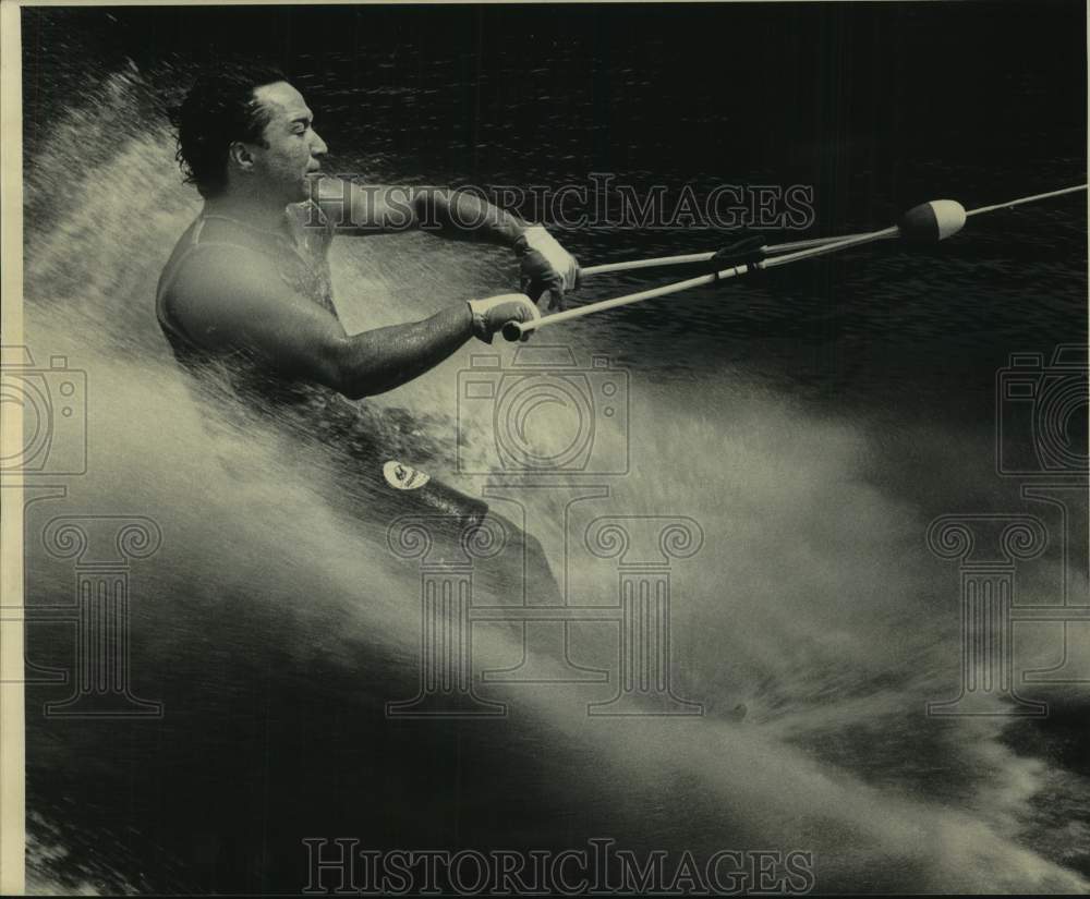 1983 Press Photo Roger Pickart demonstrates international class barefoot skiing- Historic Images
